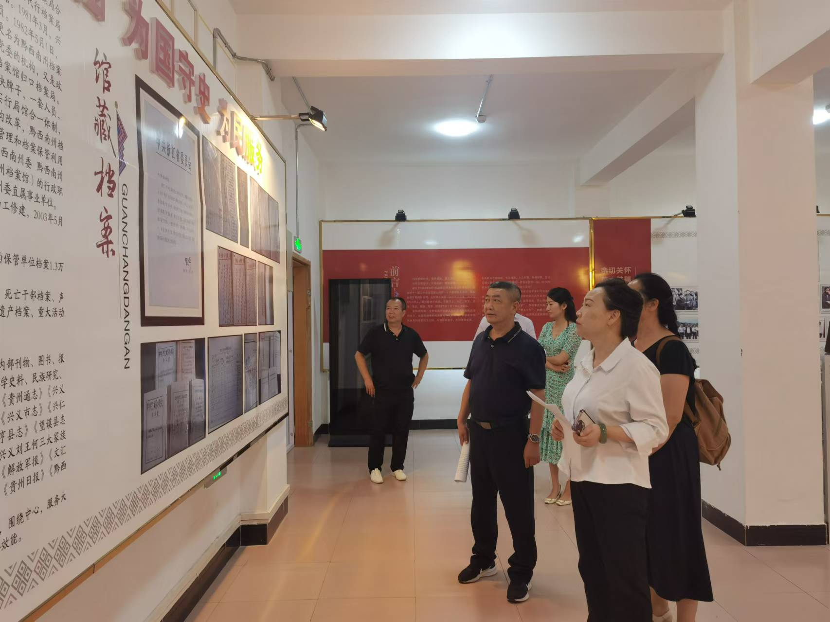4.在黔西南州檔案館交流(方文鸝 攝).jpg